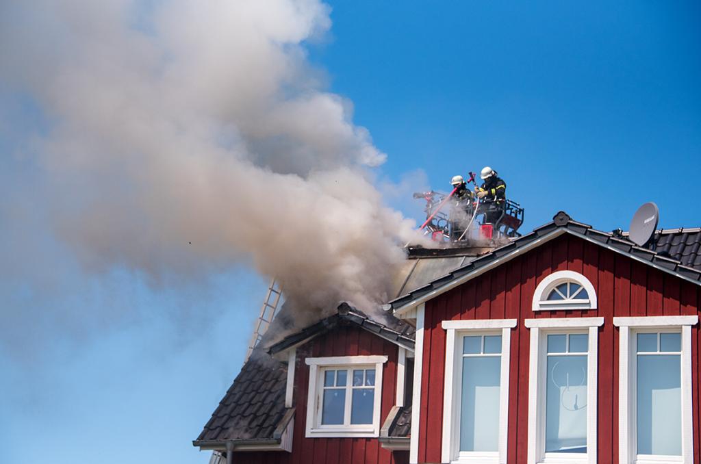 Nahe Hamburg – Dach einer Villa geht in Flammen auf