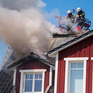 Nahe Hamburg – Dach einer Villa geht in Flammen auf