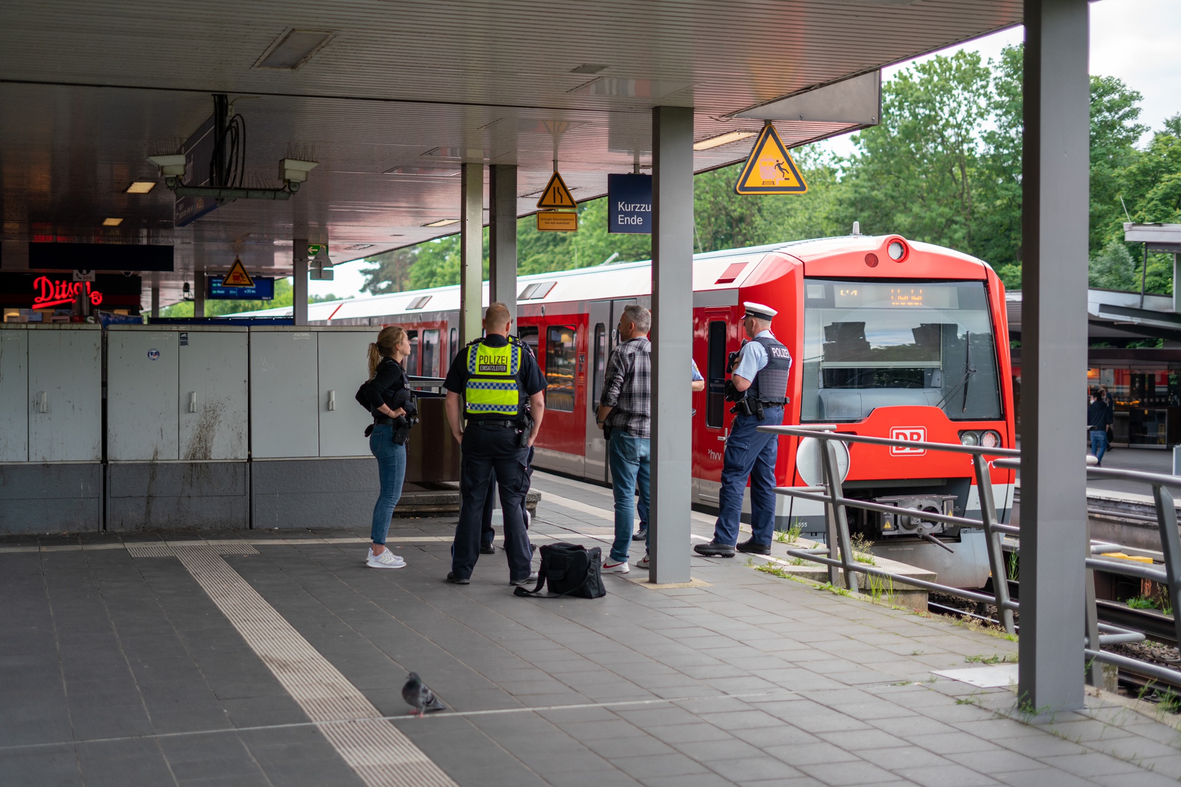 Ein Mann wurde am Dienstagnachmittag von einer S-Bahn in Ohlsdorf erfasst und starb.
