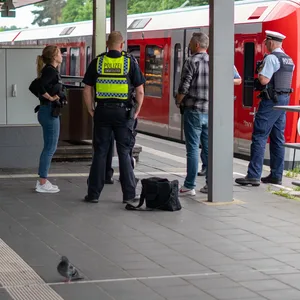 Ein Mann wurde am Dienstagnachmittag von einer S-Bahn in Ohlsdorf erfasst und starb.