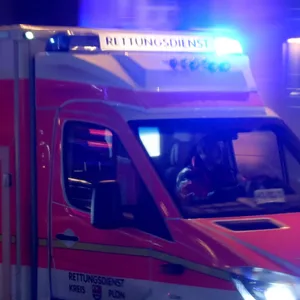 Ein Rettungswagen fährt durch die Nacht.