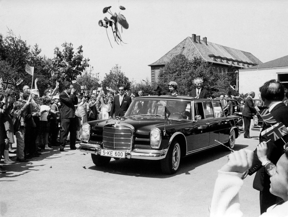 Die Queen bei ihrem Besuch in Hamburg im Jahr 1965 mit Paul Nevermann (damals Bürgermeister). (Archivfoto)