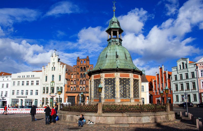 Lädt zum Entdecken ein: die Altstadt von Wismar.