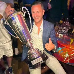 Ein Hamburger Junge ist Zyprischer Meister: Jurek Rohrberg zeigt stolz die Trophäe.