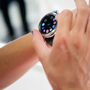 Smartwatch am Handgelenk einer Frau