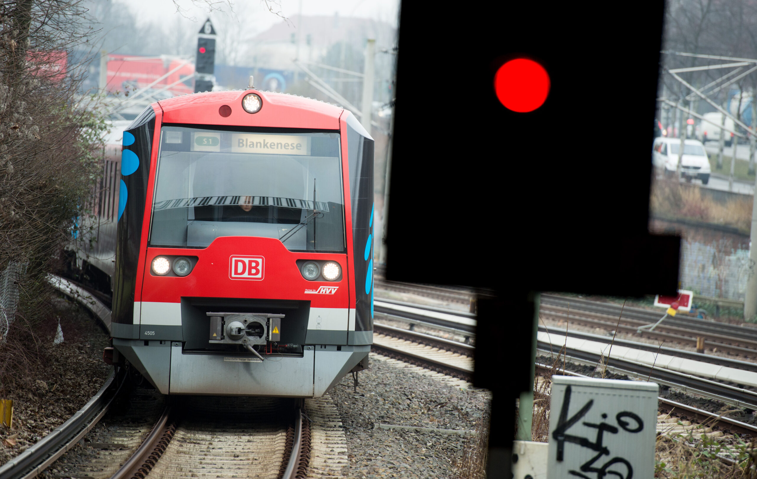 Eine S-Bahn der Linie S1 fährt am 02.02.2017 in Hamburg in den Bahnhof Berliner Tor ein.