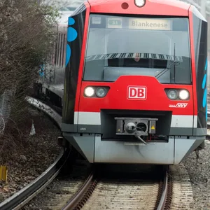 Eine S-Bahn der Linie S1 fährt am 02.02.2017 in Hamburg in den Bahnhof Berliner Tor ein.