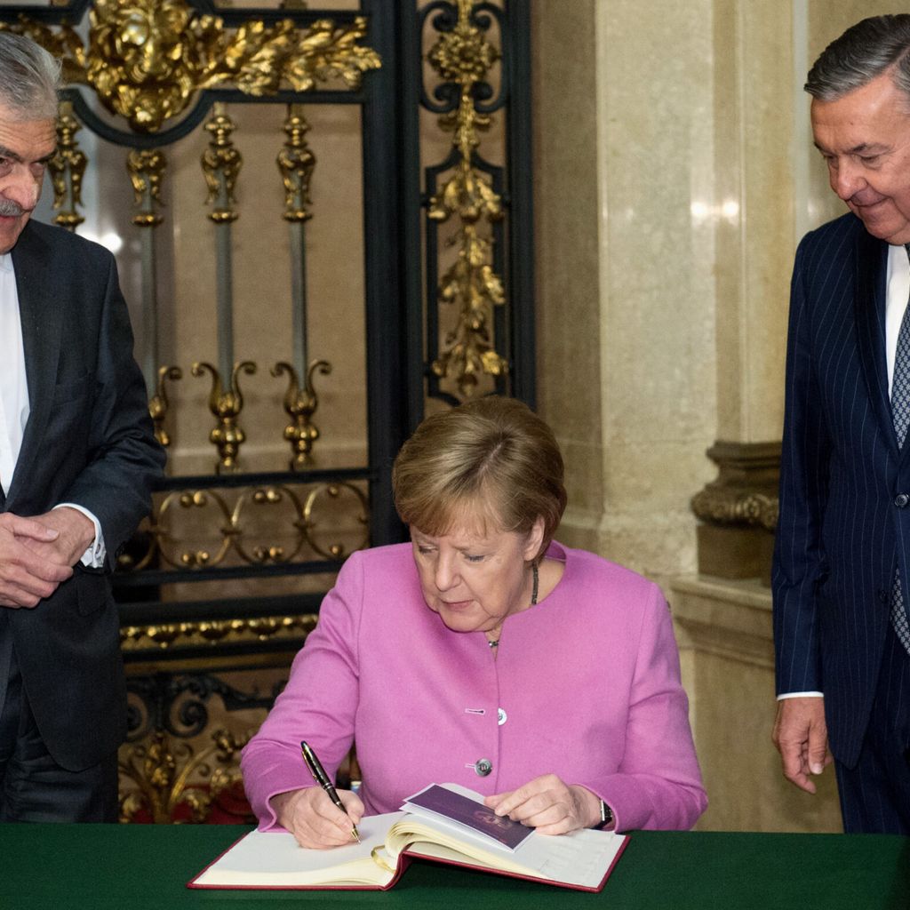 Altkanzlerin Angela Merkel (CDU) hat sich 2017 in das Goldene Buch des Übersee-Clubs eingetragen.