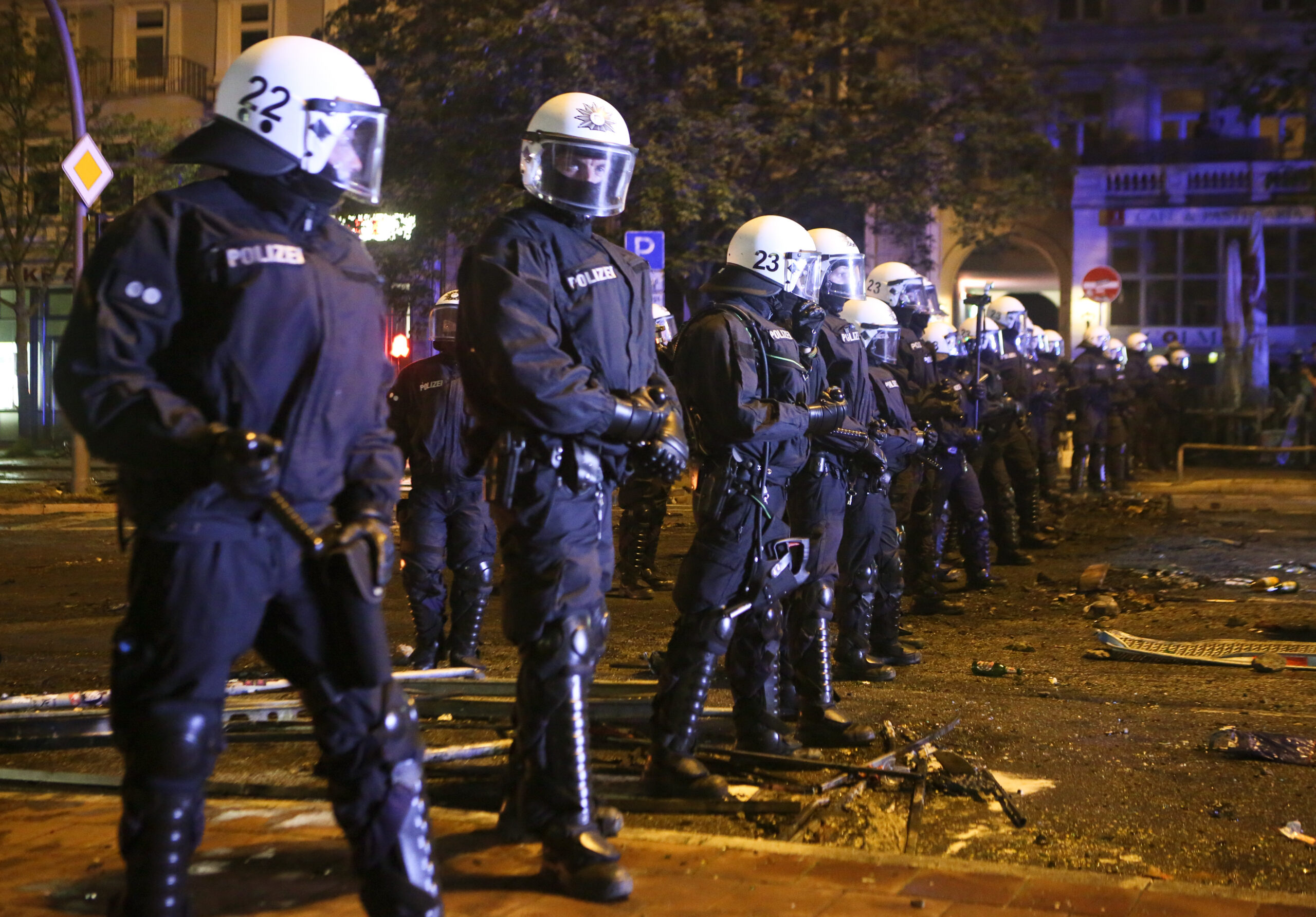 Polizisten stehen beim G20-Gipfel m Schanzenviertel. Noch vier Jahre später erhitzt die Debatte um mögliche Polizeigewalt die Gemüter.