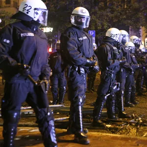 Polizisten stehen beim G20-Gipfel m Schanzenviertel. Noch vier Jahre später erhitzt die Debatte um mögliche Polizeigewalt die Gemüter.