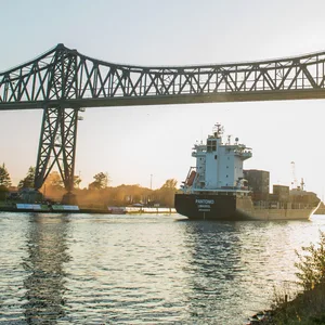 In Rendsburg fährt ein Schiff unter der Hochbrücke auf dem Nord-Ostsee-Kanal hindurch.