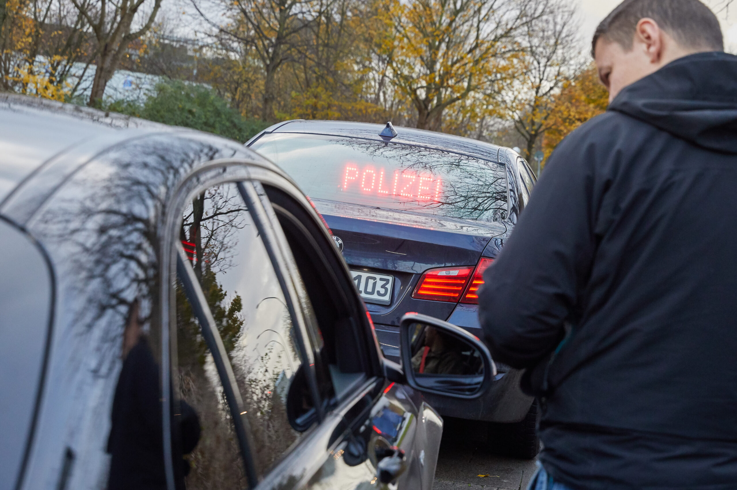 Dienstgruppe Auto-Poser der Polizei stellt drei hochwertige Autos in Hamburg sicher. Alle waren zu laut