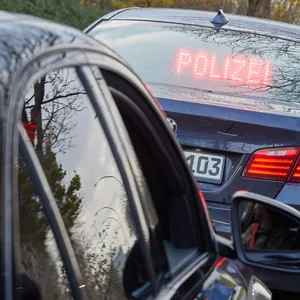 Dienstgruppe Auto-Poser der Polizei stellt drei hochwertige Autos in Hamburg sicher. Alle waren zu laut