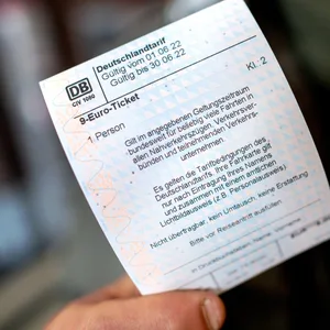 Das 9-Euro-Ticket ist bei den Deutschen sehr beliebt.