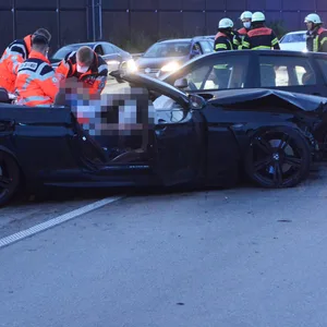 Die Unfallstelle auf der A1: Vier Menschen wurden verletzt, die Autos durch die Wut des Aufpralls zerstört.