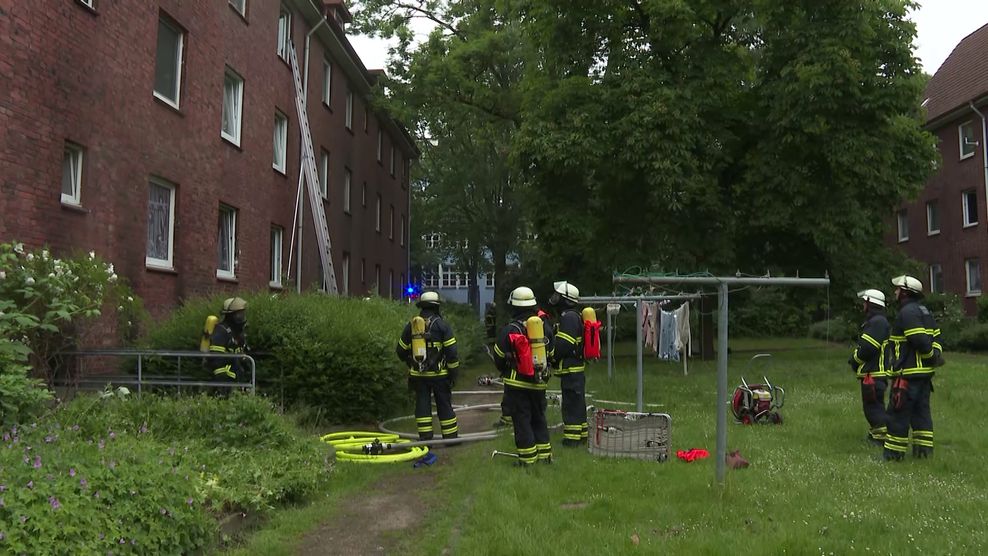 Bei einem Brand in einem Mehrfamilienhaus im Hamburger Stadtteil Wilhelmsburg sind acht Menschen verletzt worden.