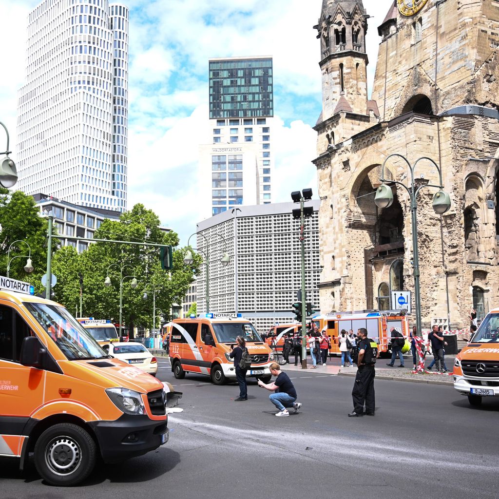 Rettungswagen vor der Berliner Gedächtniskirche. In der Nähe fuhr ein Autofahrer in eine Menschenmenge, tötete eine Person und verletzte mehrere weitere.