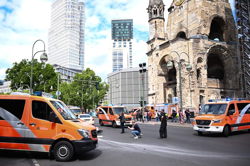 Rettungswagen vor der Berliner Gedächtniskirche. In der Nähe fuhr ein Autofahrer in eine Menschenmenge, tötete eine Person und verletzte mehrere weitere.