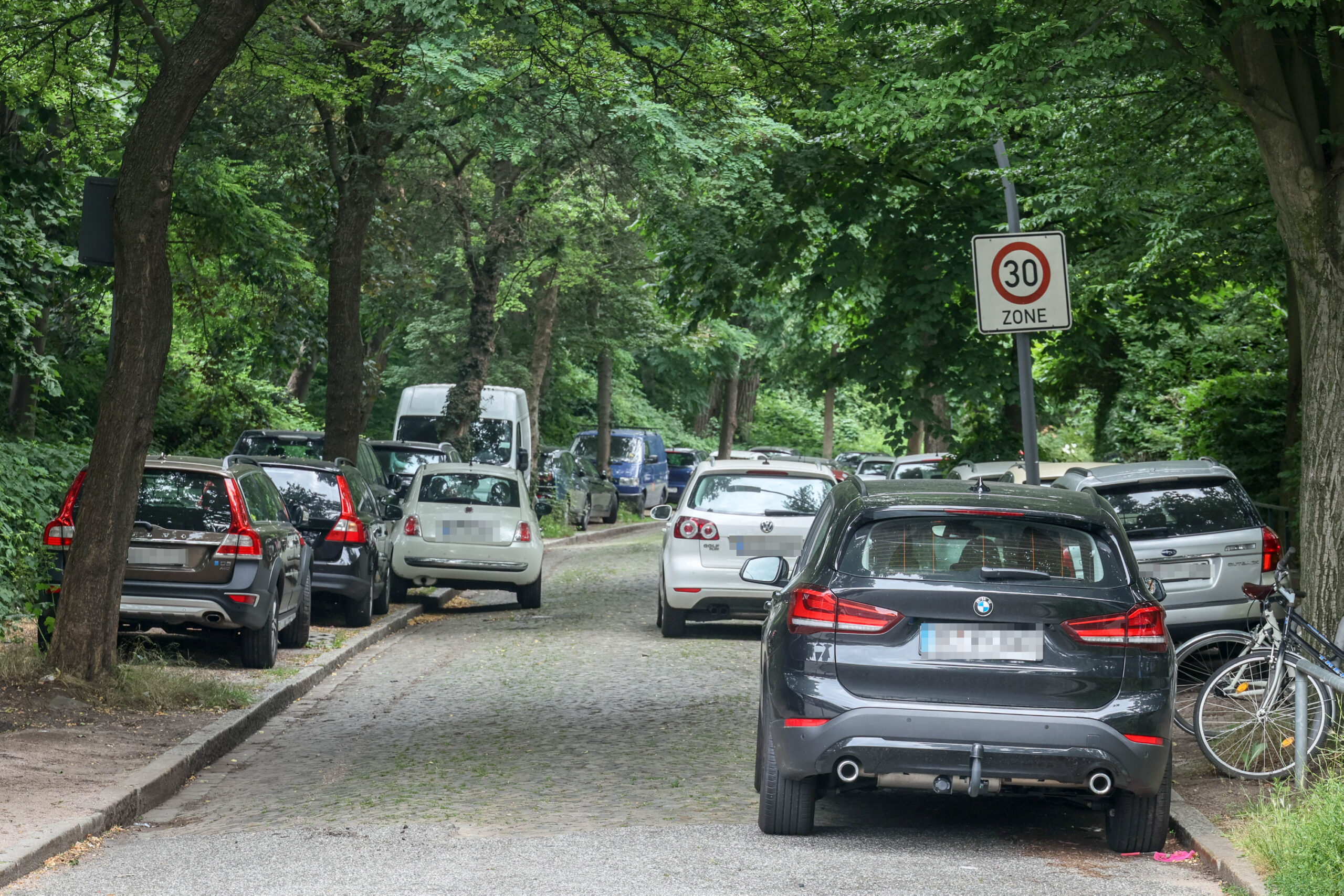 In Hamburg sind Parkplätze sehr knapp. Der BUND will mithilfe seine Projekts weitere davon umwandeln.