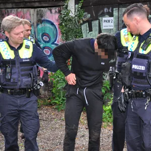 Die Polizeibeamten konnten den Tatverdächtigen in einem Hinterhof festnehmen.