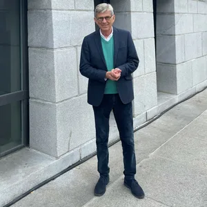 Gründer Stephan Reimers steht vor der Rathauspassage, die zu Weihnachten Neueröffnung feiern soll.