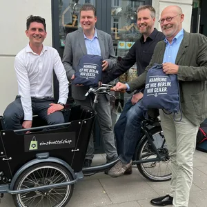 Die beiden Gründer Pierre Manière und Jan Hildebrandt (l. und 2.v.r.) und Finanzsenator Andreas Dressel und Wirtschaftssenator Michael Westhagemann (2.v.l. und r.) bei der Einweihung von eimsbüttel.shop.