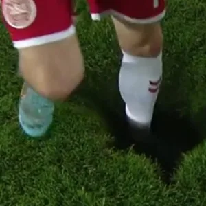 Nach der Nations-League-Partie zwischen Österreich und Dänemark tauchte ein mysteriöses tiefes Loch auf dem Platz auf