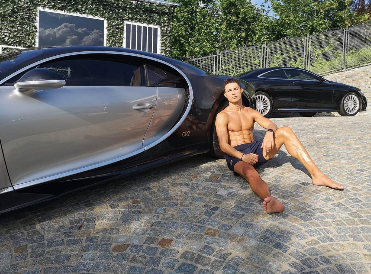 Cristiano Ronaldo vor einem seiner Bugattis.