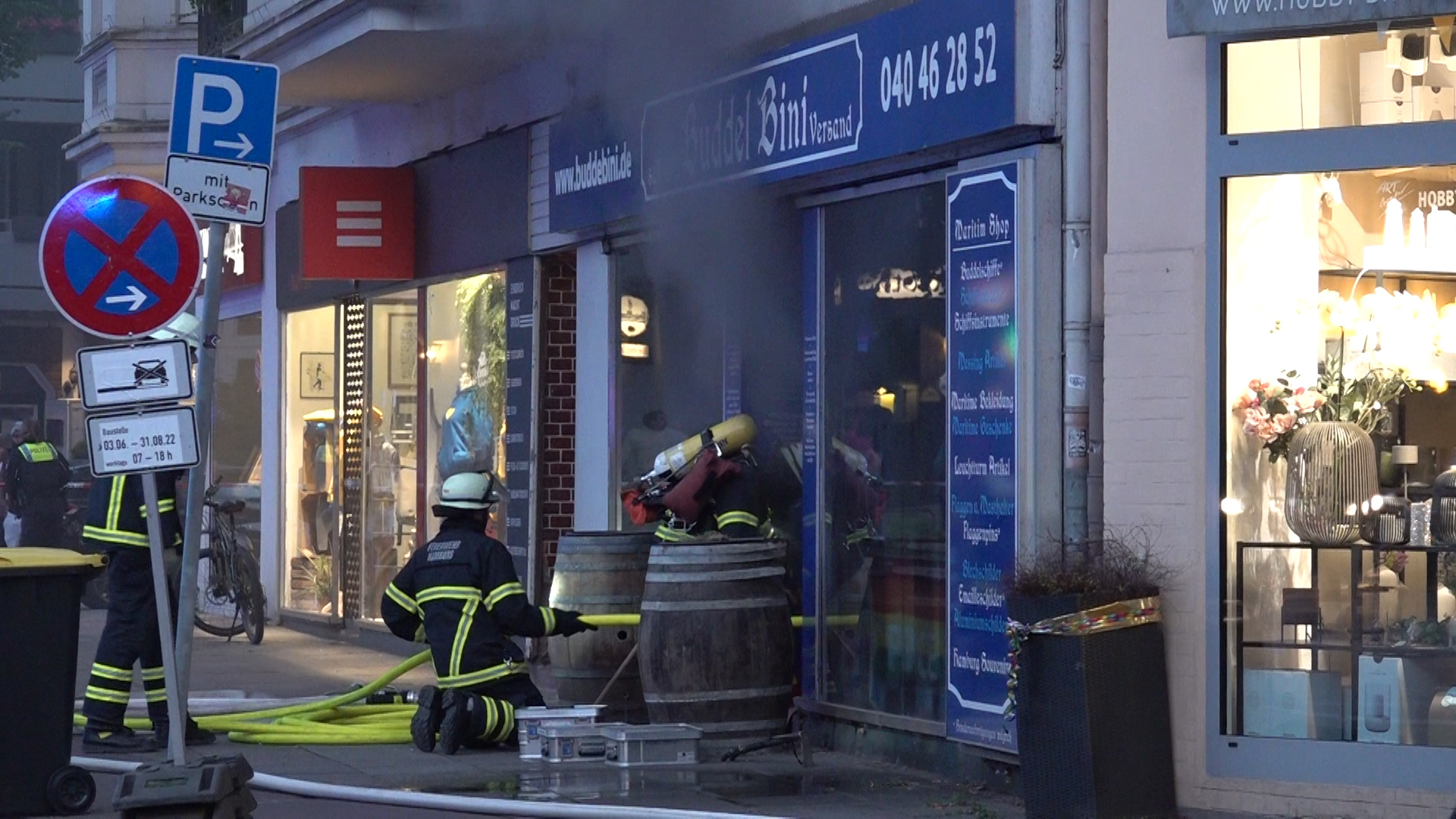 Das Feuer brach im hinteren Teil des Souvenirladens „Buddel-Bini“ an der Barmbeker Straße aus.