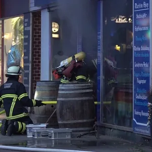 Das Feuer brach im hinteren Teil des Souvenirladens „Buddel-Bini“ an der Barmbeker Straße aus.