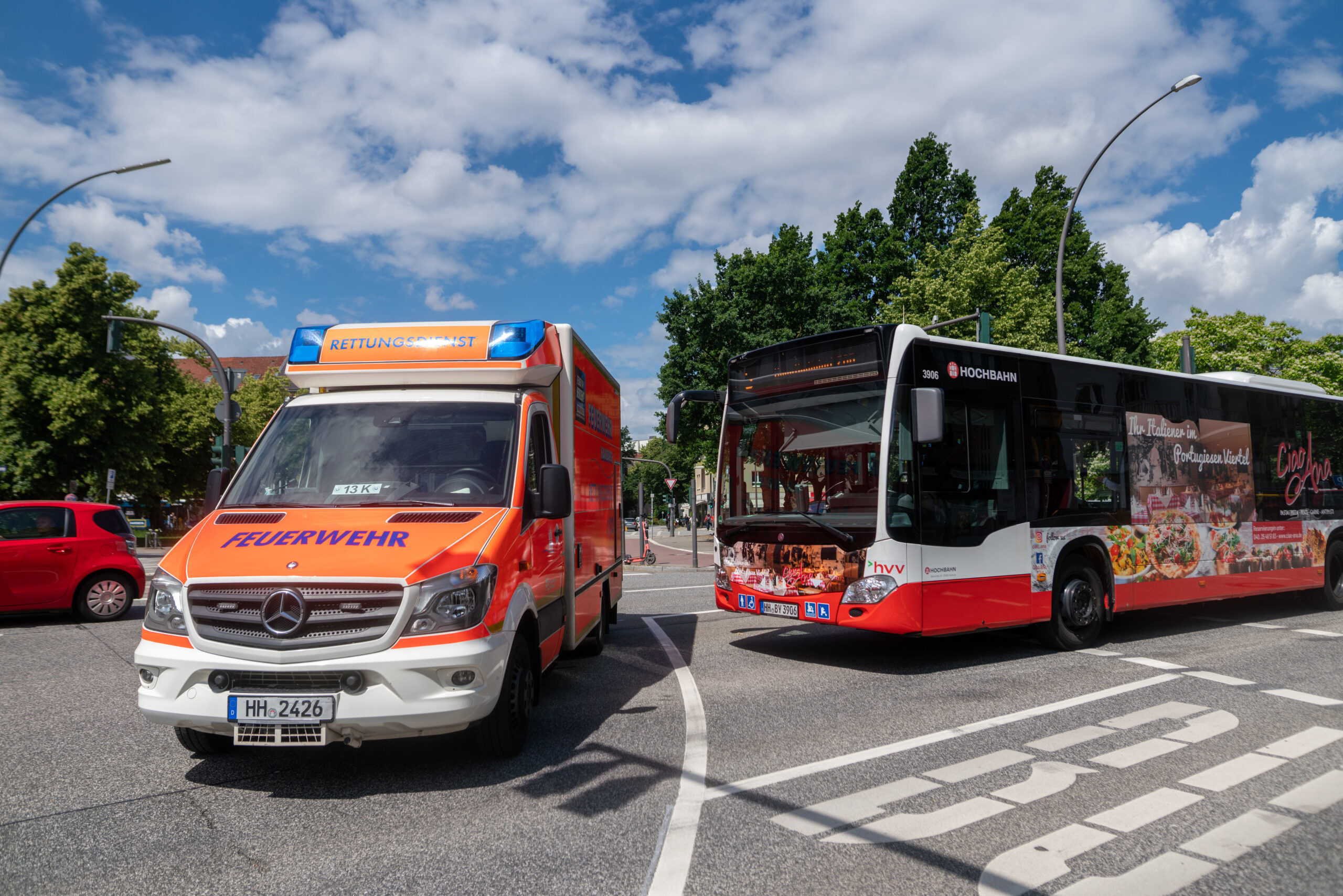 In Hamburg: Mann auf E-Scooter zwingt Bus zur Notbremsung – zwei Verletzte