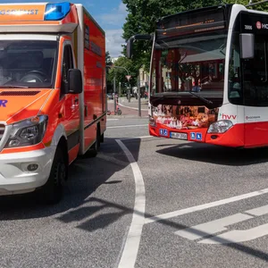 In Hamburg: Mann auf E-Scooter zwingt Bus zur Notbremsung – zwei Verletzte
