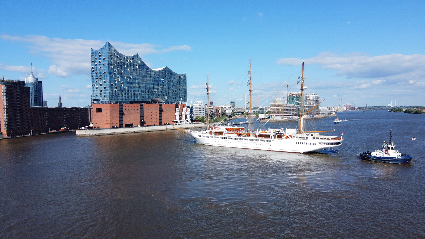Hamburg Hafen Segelkreuzfahrtschiff Sea Cloud Spirit