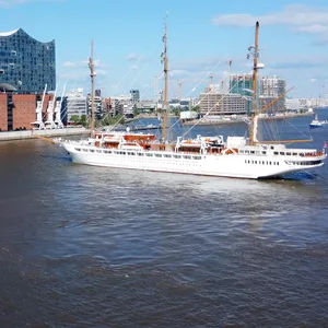 Hamburg Hafen Segelkreuzfahrtschiff Sea Cloud Spirit