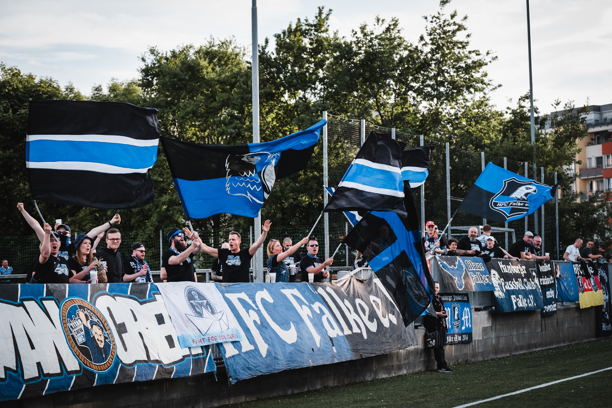 Über 100 Fans aus ganz Deutschland begleiteten den HFC Falke zum Auswärtsspiel nach Prag (0:3).