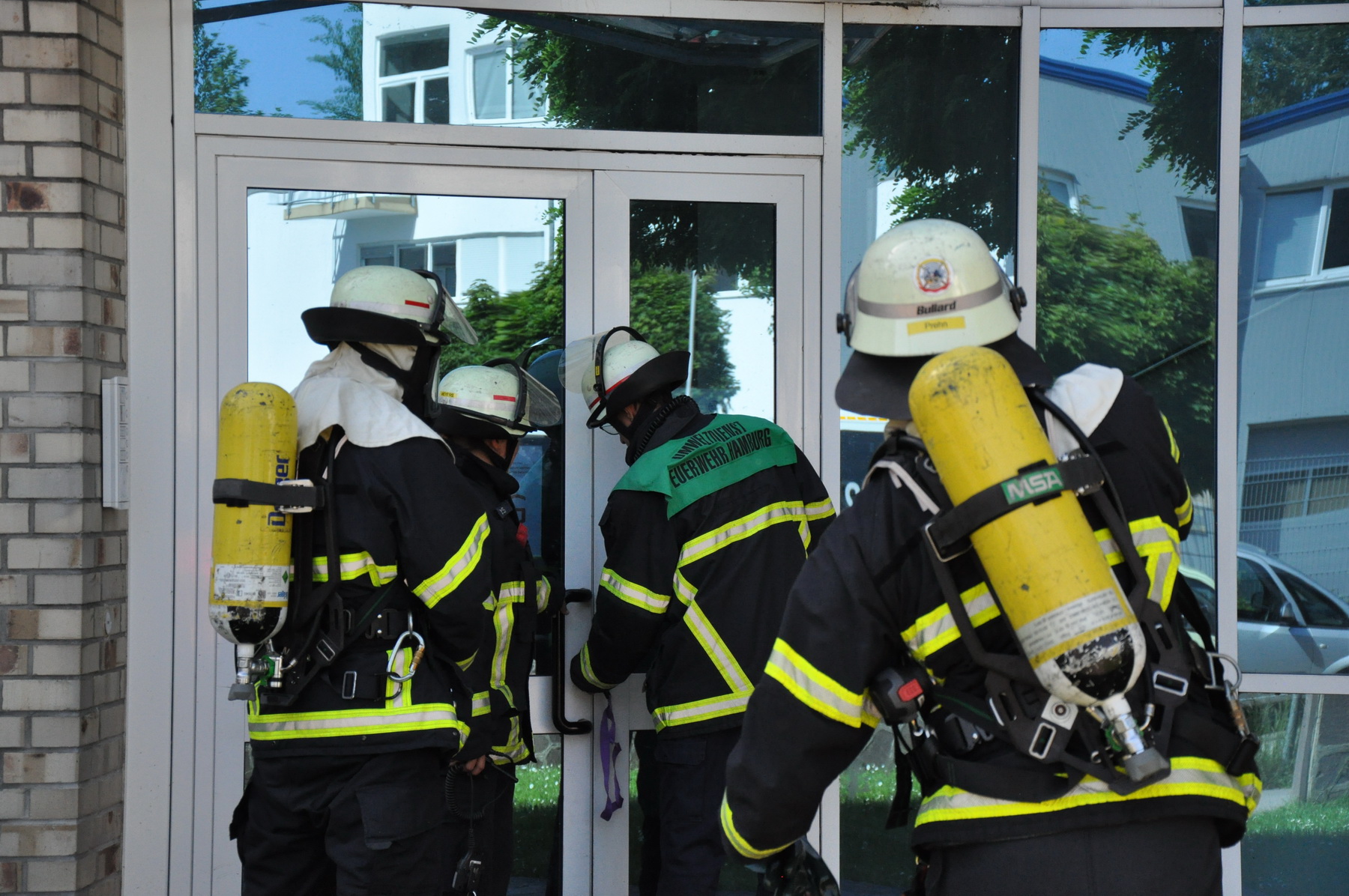 Feuerwehreinsatz in Lokstedt: In einem Schwimmbecken einer Praxis für Physiotherapie wurden drei Personen verletzt – mit Chlor.