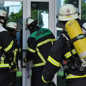 Feuerwehreinsatz in Lokstedt: In einem Schwimmbecken einer Praxis für Physiotherapie wurden drei Personen verletzt – mit Chlor.
