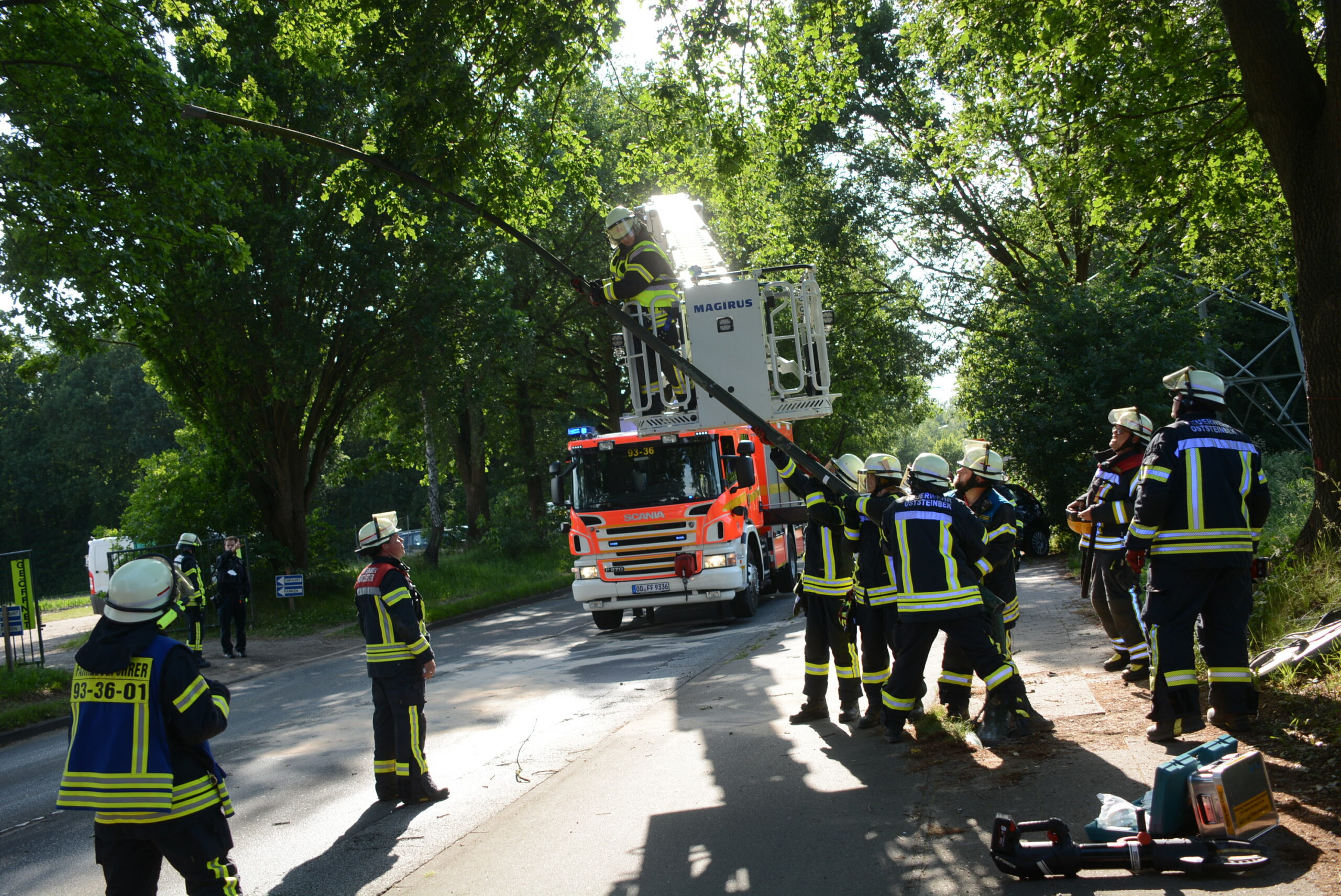 Nachdem eine betrunkene Autofahrerin gegen eine Straßenlaterne gefahren war, musste die Polizei die Laterne abnehmen.