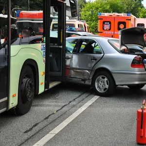 Bei einem Unfall auf der Hoheluftchaussee wurden drei Menschen verletzt.