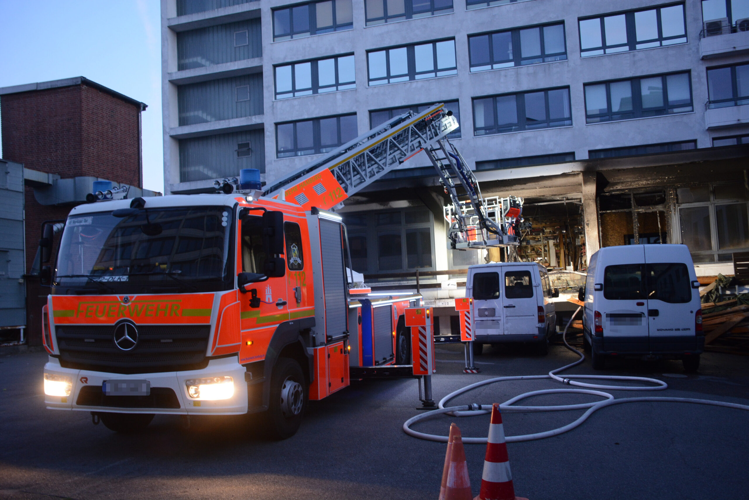 Am Freitagmorgen brannte der Eingang einer Tischlerei in Hamburg-Hammerbrook.