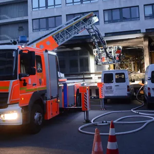Am Freitagmorgen brannte der Eingang einer Tischlerei in Hamburg-Hammerbrook.