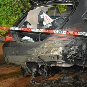 Der ausgebrannte Mercedes.