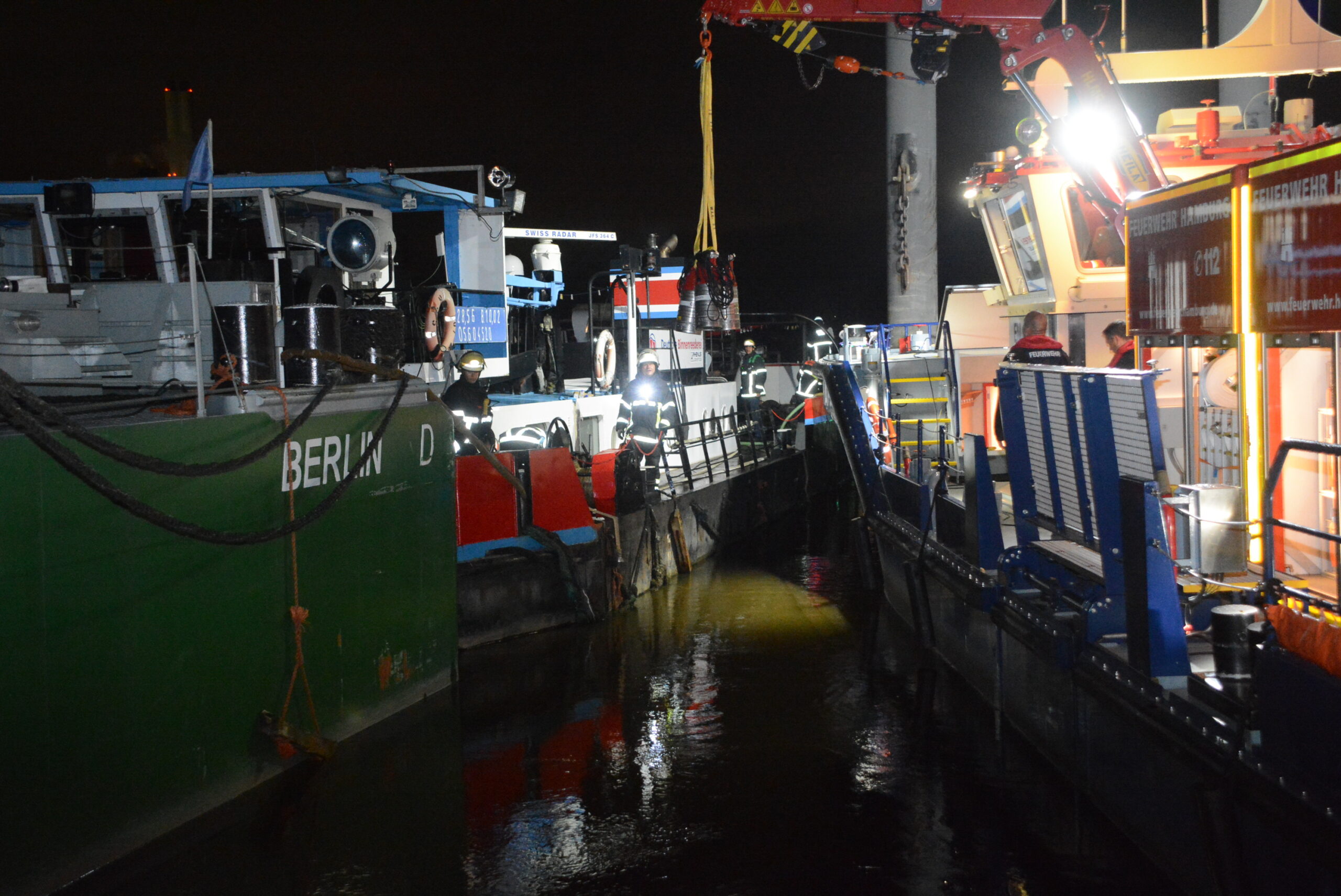 Großeinsatz auf der Elbe – Feuerwehr verhindert Sinken eines Binnenschiffes.