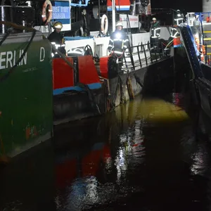 Großeinsatz auf der Elbe – Feuerwehr verhindert Sinken eines Binnenschiffes.