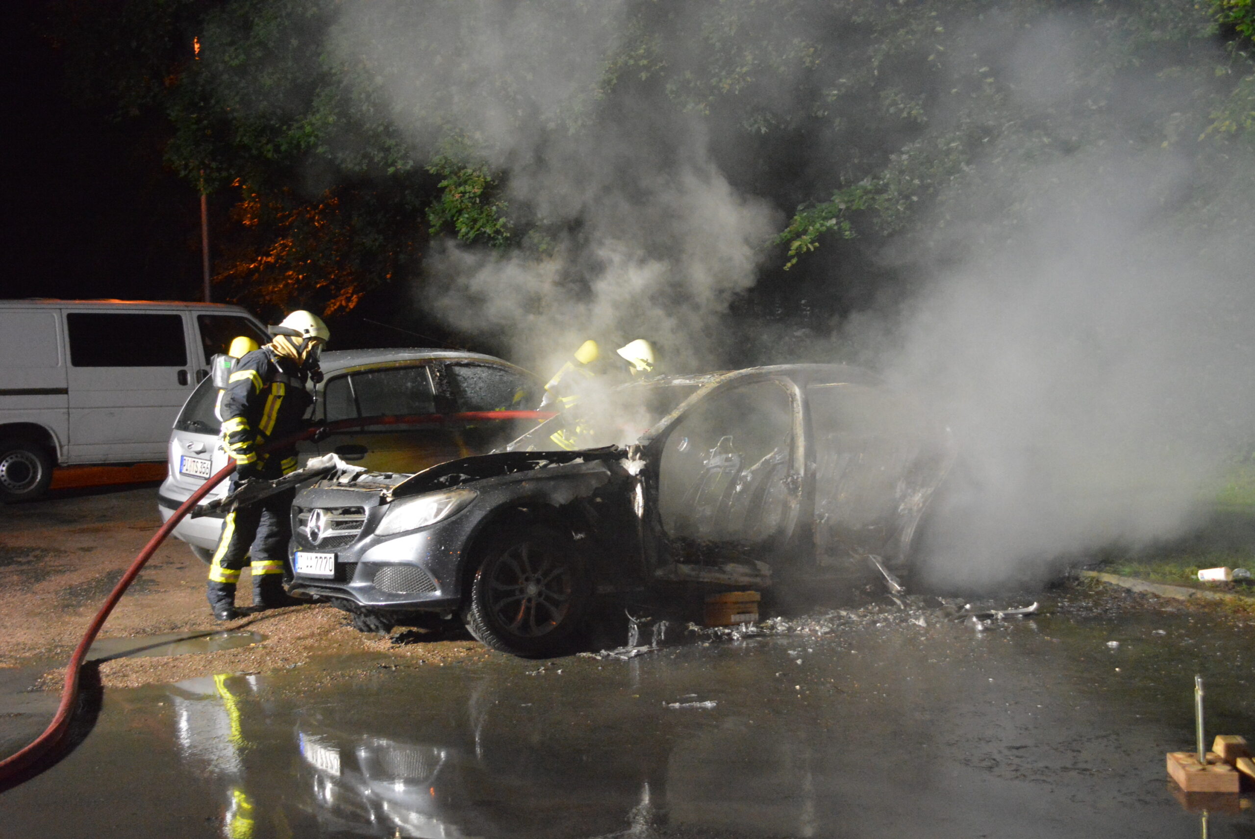 Am Ahrensburger Bahnhof – teurer mercedes geht in Flammen auf