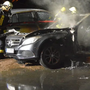 Am Ahrensburger Bahnhof – teurer mercedes geht in Flammen auf