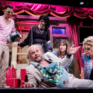 Bis Ende Juli kann man „Die Königs schenken nach“ noch im Schmidt-Theater erleben.