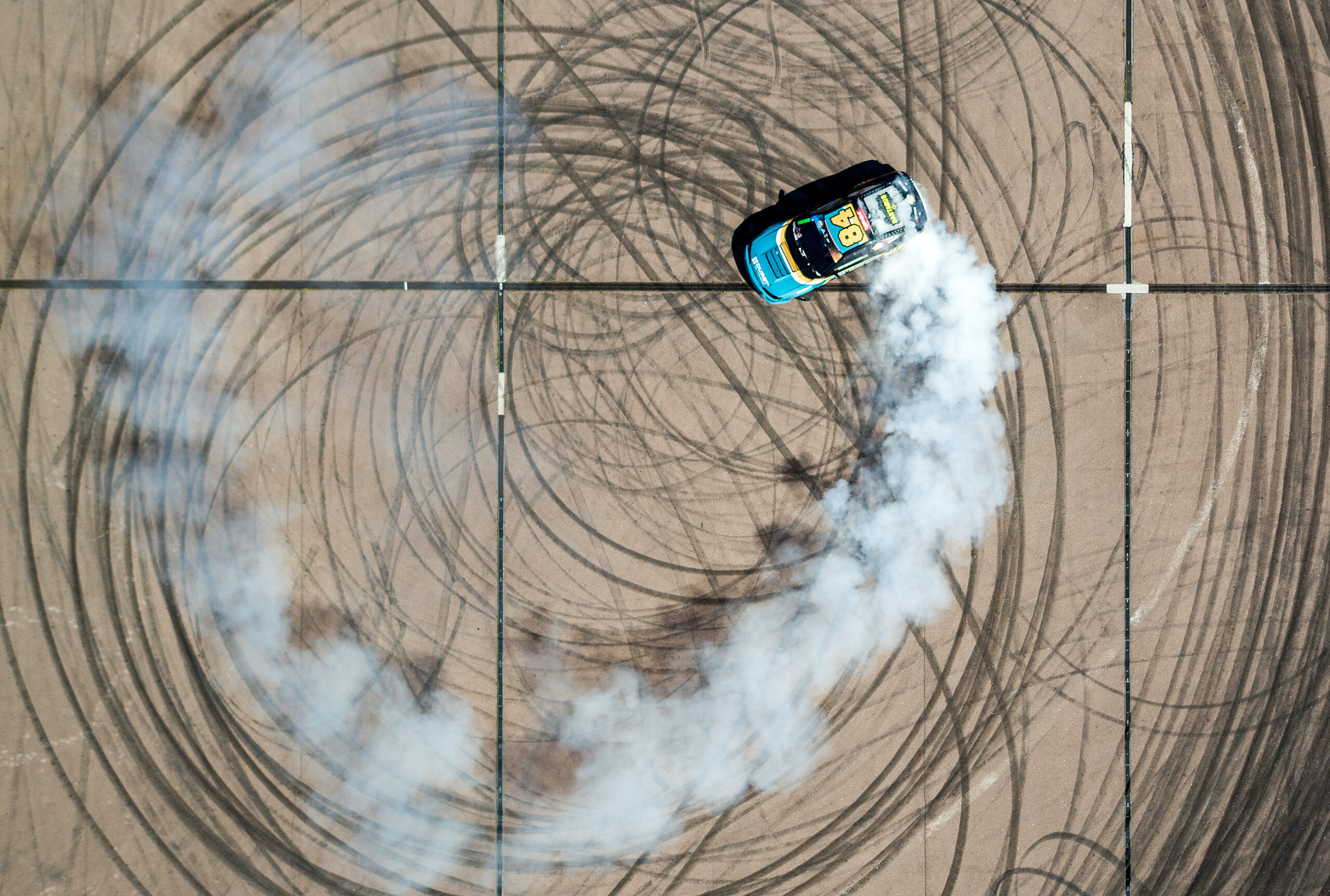 Beim Driften lässt der Fahrer das Auto kontrolliert ausbrechen (Symbolbild).