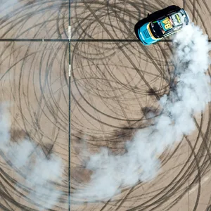 Beim Driften lässt der Fahrer das Auto kontrolliert ausbrechen (Symbolbild).
