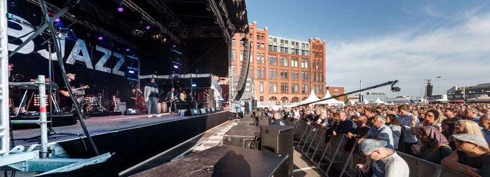 Besucher genießen die Musik vor der Hauptbühne des Elbjazz-Festivals auf dem Gelände der Werft Blohm+Voss.